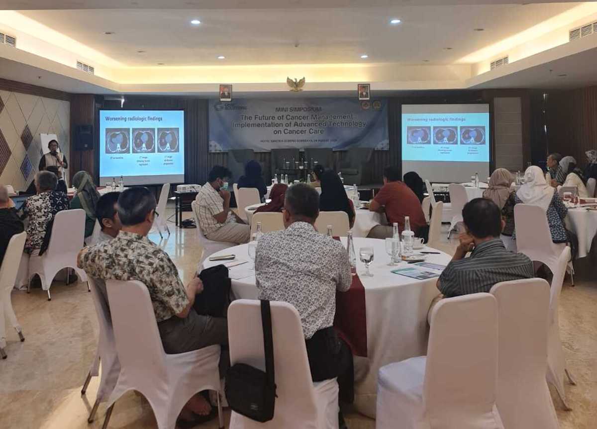 Photo: Prof. DR. dr. Laksmi Wulandari, SpP(K)Onk presenting. 