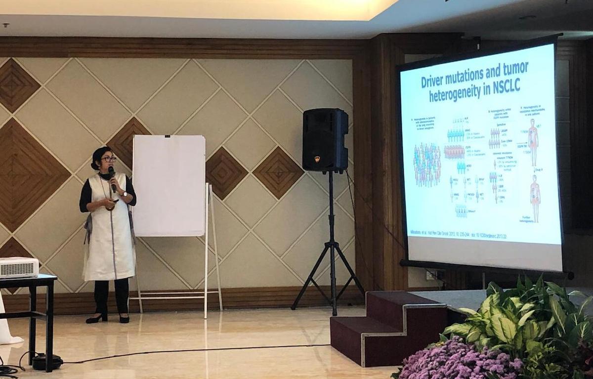 Photo: Prof. DR. dr. Laksmi Wulandari, SpP(K)Onk presenting. 