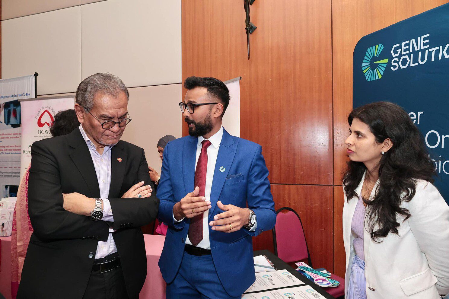 Mr. Raja Iswara, Commercial Director (middle), and Dr. Ankush Kalra, Medical Manager (right) from Gene Solutions Malaysia, present to the Minister of Health, YB Datuk Seri Dr. Haji Dzulkefly Ahmad (left), on the advancements in early cancer detection and the role of SPOT-MAS.
