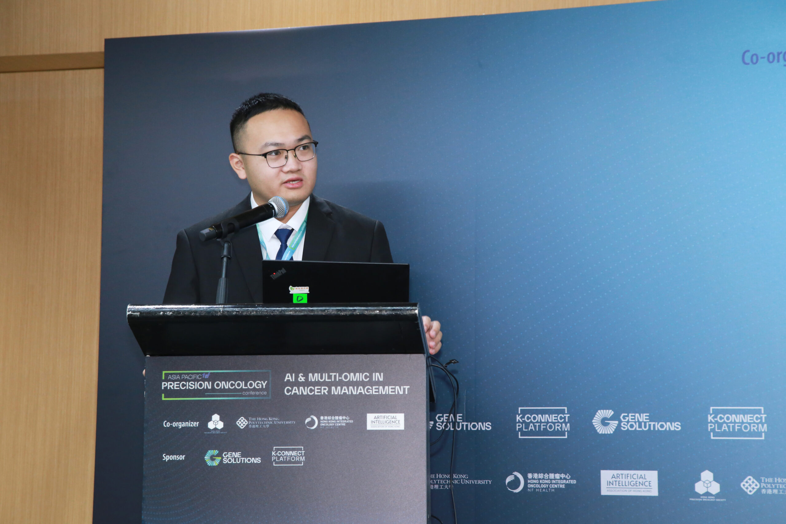 Dr. Xuhua Huang presenting “AI Large Models Facilitate Transformation in Clinical Specialties – Analysis and Exploration of Application Scenarios in Thoracic Society” at the APAC Precision Oncology Conference 2025.
